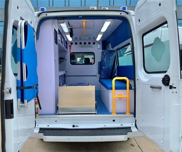 新世代 PRO 長(zhǎng)軸中頂監(jiān)護(hù)救護(hù)車(chē)